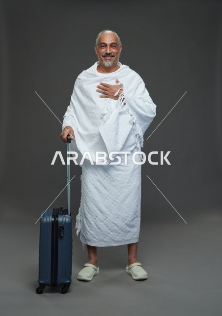 رجل سعودي بملابس الإحرام يستعد للسفر للحج والعمرة