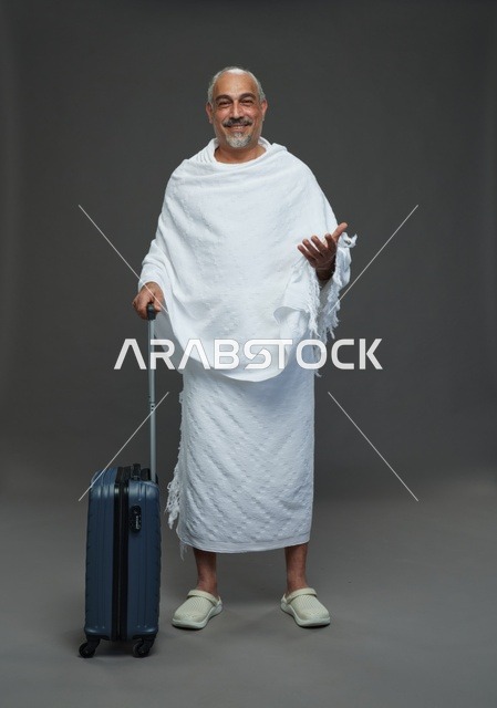 رجل سعودي بملابس الإحرام مع حقيبة سفر للحج والعمرة