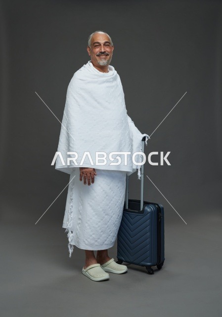رجل سعودي بملابس الإحرام يستعد للسفر لأداء المناسك