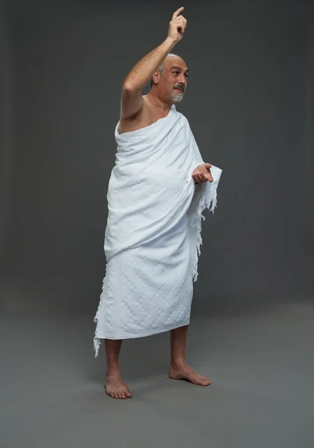 رجل سعودي بملابس الإحرام يؤدي مناسك الحج والعمرة