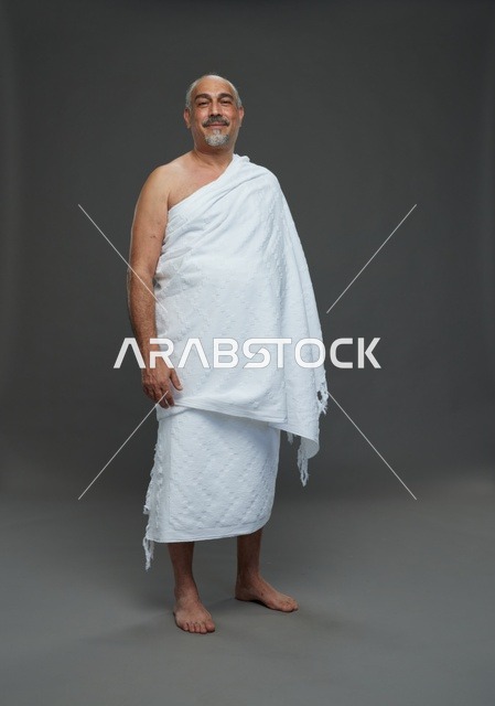 رجل سعودي مبتسم بملابس الإحرام أثناء أداء المناسك