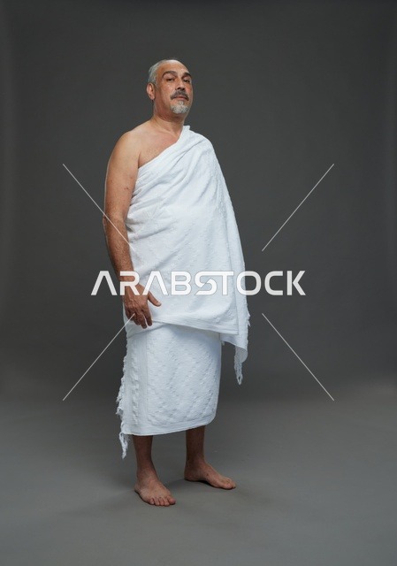 رجل سعودي بملابس الإحرام لمناسك الحج والعمرة