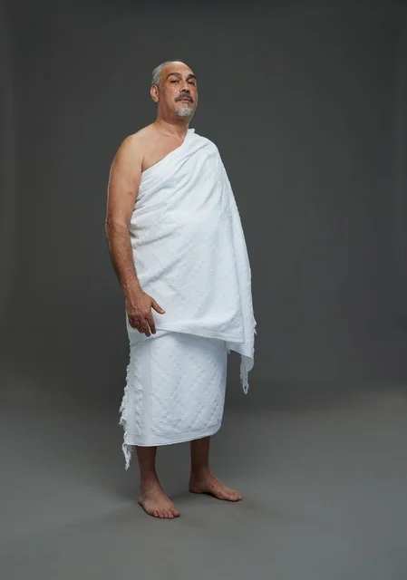 رجل سعودي بملابس الإحرام لمناسك الحج والعمرة