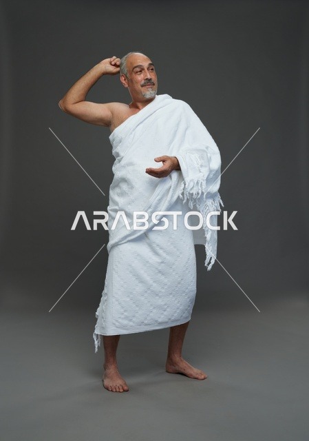 رجل سعودي بملابس الإحرام التقليدية أثناء أداء مناسك الحج