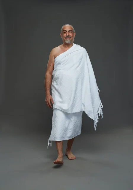 رجل سعودي بملابس الإحرام لمناسك الحج والعمرة