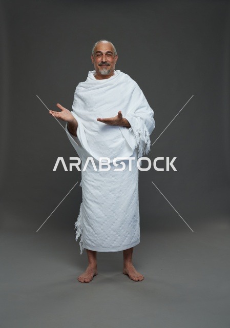 رجل سعودي بملابس الإحرام البيضاء في الاستوديو
