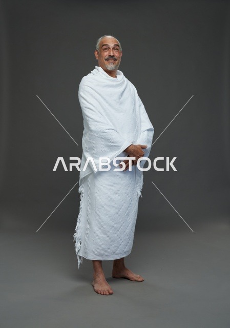 رجل سعودي بملابس الإحرام لأداء مناسك الحج والعمرة