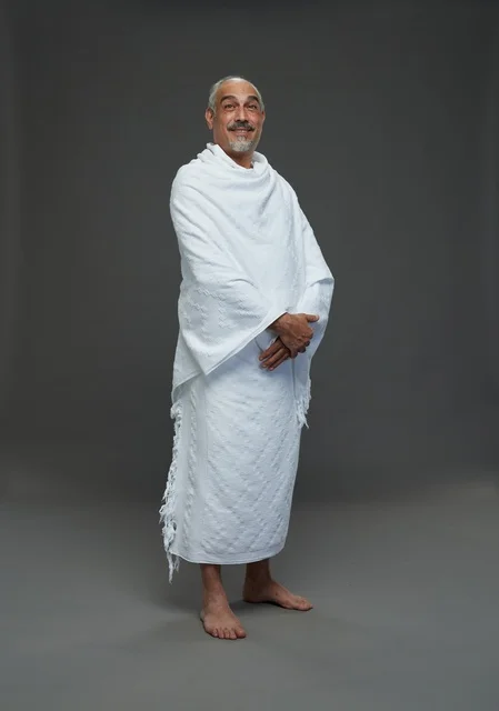 رجل سعودي بملابس الإحرام لأداء مناسك الحج والعمرة