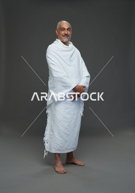 رجل سعودي بملابس الإحرام في استوديو