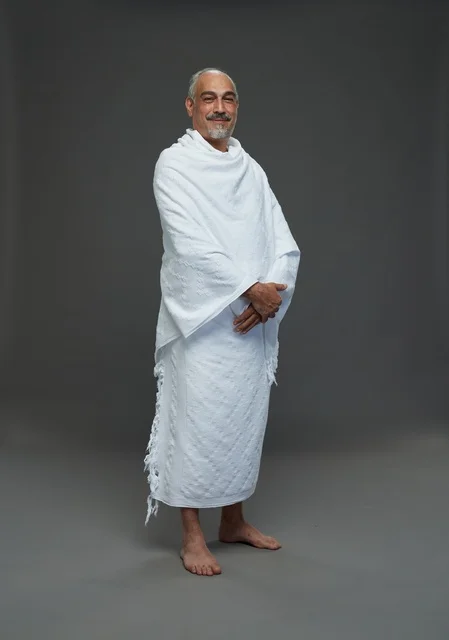 رجل سعودي بملابس الإحرام في استوديو