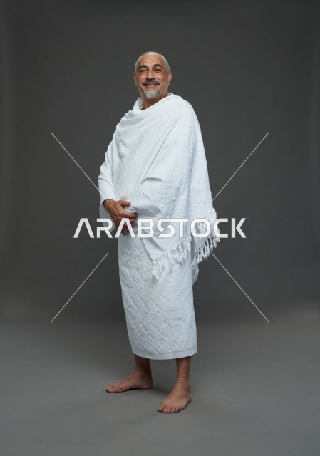 رجل سعودي يرتدي ملابس الإحرام البيضاء لمناسك الحج والعمرة