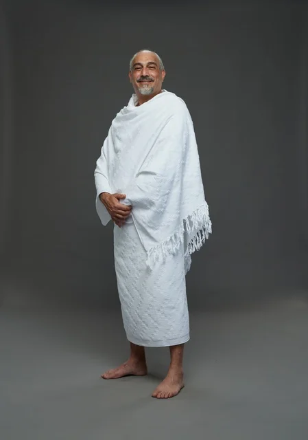 رجل سعودي يرتدي ملابس الإحرام البيضاء لمناسك الحج والعمرة