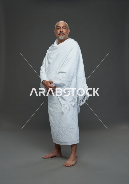 رجل سعودي مبتسم بملابس الإحرام لأداء مناسك الحج والعمرة