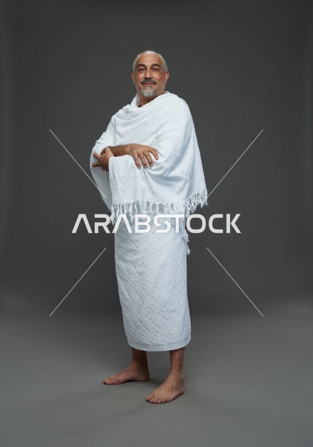 رجل سعودي بملابس الإحرام لأداء مناسك الحج والعمرة