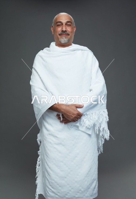 رجل سعودي بملابس الإحرام لأداء مناسك الحج والعمرة