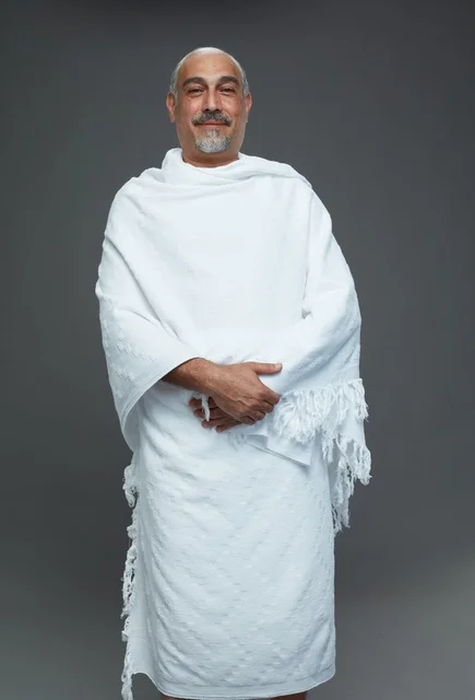 رجل سعودي بملابس الإحرام للحج والعمرة