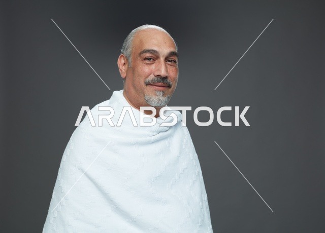 رجل سعودي بملابس الإحرام لمناسك الحج والعمرة
