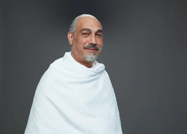 رجل سعودي بملابس الإحرام لمناسك الحج والعمرة