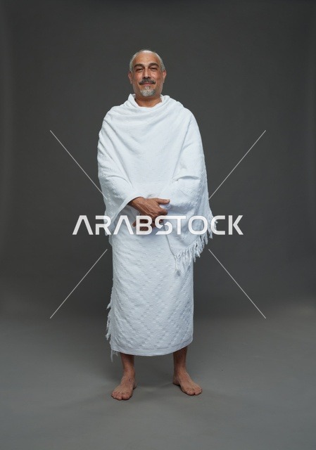 رجل سعودي بملابس الإحرام لمناسك الحج والعمرة
