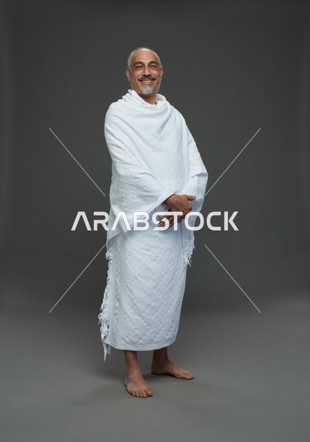 رجل سعودي بملابس الإحرام يؤدي المناسك