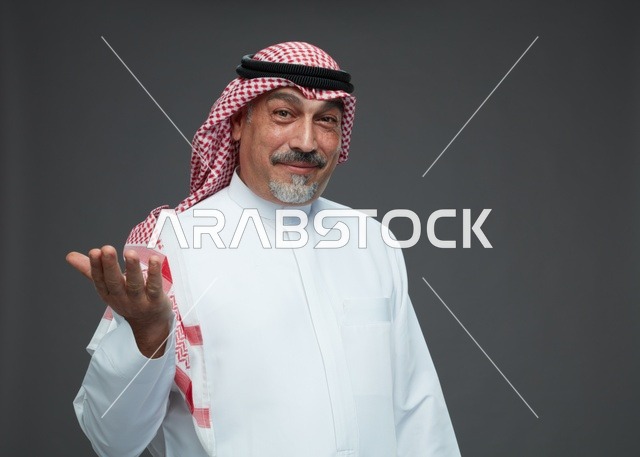 رجل سعودي بالزي التقليدي مرتدياً الشماغ والعقال