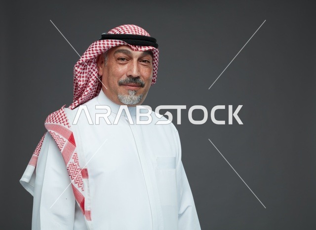 رجل سعودي بالزي التقليدي في بورتريه استوديو