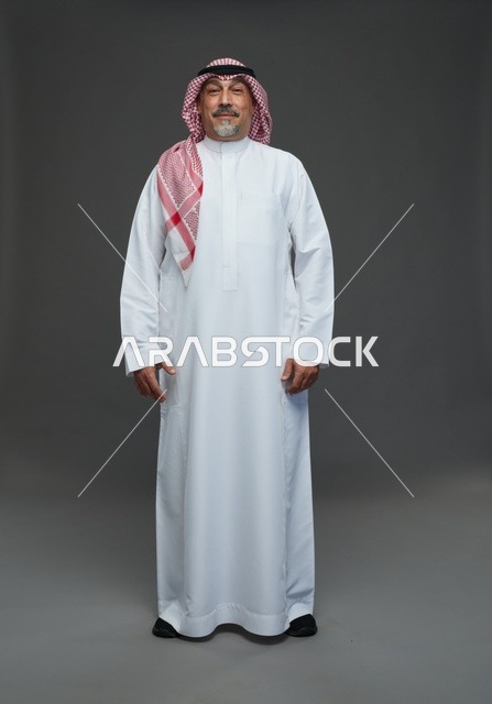 رجل سعودي بالزي التقليدي والشماغ في الاستوديو