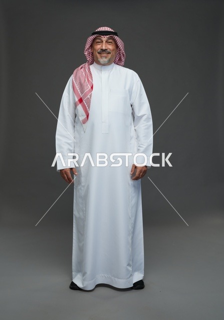 رجل سعودي بالزي التقليدي والشماغ في الاستوديو