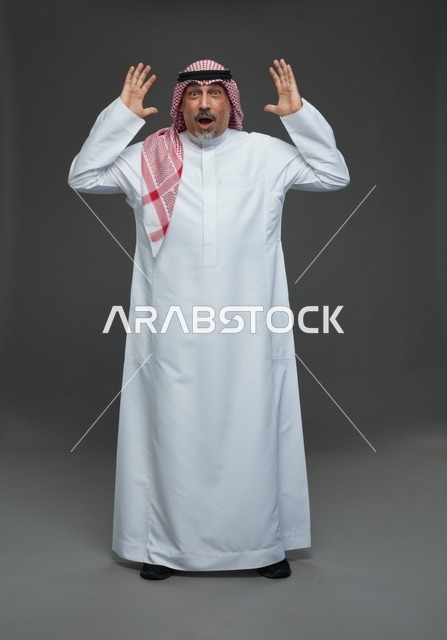 رجل سعودي مندهش بالزي التقليدي والثوب والعقال