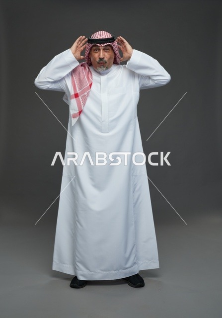 رجل سعودي بالزي التقليدي بتعبيرات وجه مندهشة