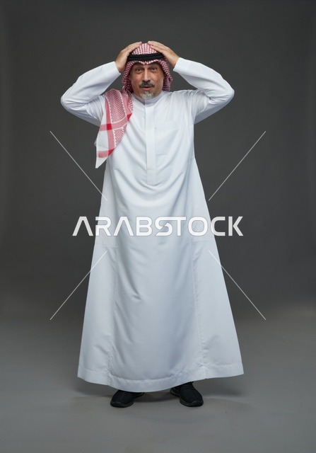 رجل سعودي بالزي التقليدي في حالة صدمة واندهاش