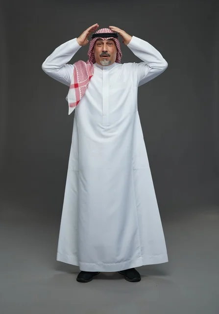 رجل سعودي بالزي التقليدي بتعبير مندهش