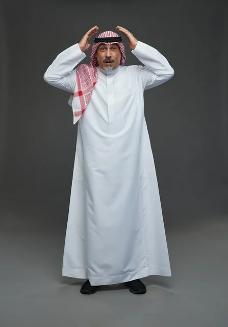رجل سعودي بالزي التقليدي بتعبير وجه مندهش