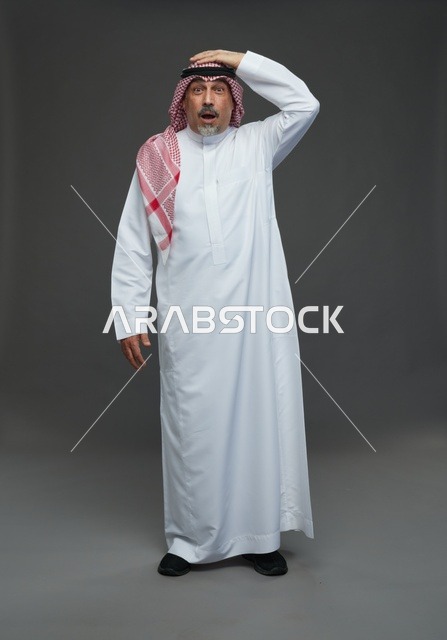 رجل سعودي بالزي التقليدي بتعبير وجه مصدوم