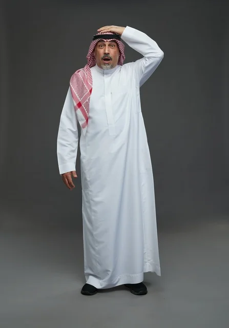 رجل سعودي بالزي التقليدي بتعبير وجه مصدوم