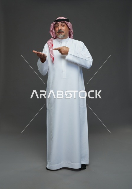 رجل سعودي بالزي التقليدي مرتدياً الشماغ والعقال