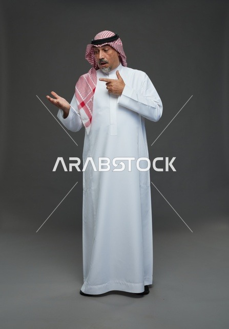 رجل سعودي بالزي التقليدي والشماغ في الاستوديو