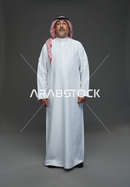 رجل سعودي بالزي التقليدي والشماغ في الاستوديو