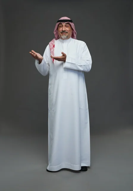 رجل سعودي بالزي التقليدي يبتسم في الاستوديو