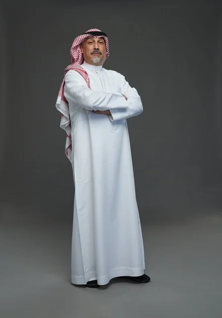 رجل سعودي بالزي التقليدي في استوديو تصوير