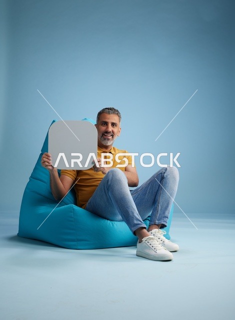 رجل سعودي يحمل لوحة بيضاء فارغة للموك أب