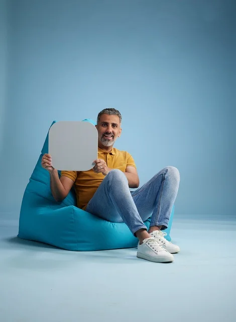 رجل سعودي يحمل لوحة بيضاء فارغة للموك أب