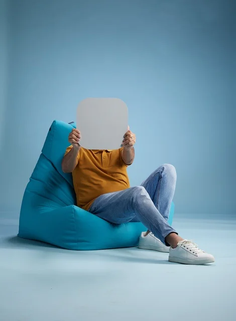 رجل سعودي يحمل لوحة فارغة على مقعد محشو