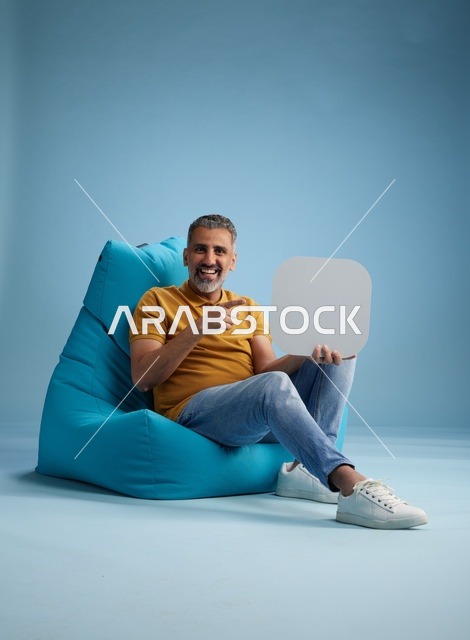 رجل سعودي يحمل لوحة موك آب فارغة