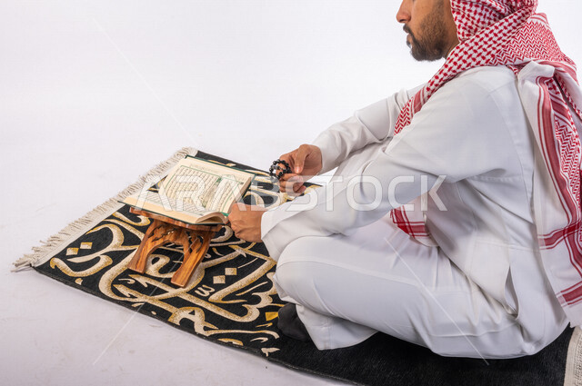 بورتريه لرجل عربي سعودي خليجي يرتدي الثوب الأبيض والشماغ السعودي يمسك السبحه يجلس على سجادة الصلاه, قراءة القرآن, الإكثار من ذكر الله تعالى, الإستغفار والدعاء, الإجتهاد في العباده, التقرب الى الله في شهر رمضان المبارك, إسلاميات وعبادات, جمعه مباركه
