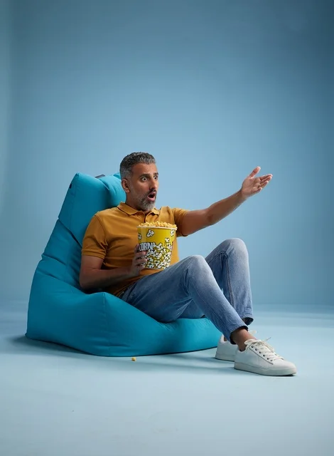 رجل سعودي يأكل الفشار مع تعبير مندهش