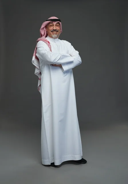 رجل سعودي بالزي التقليدي في استوديو تصوير