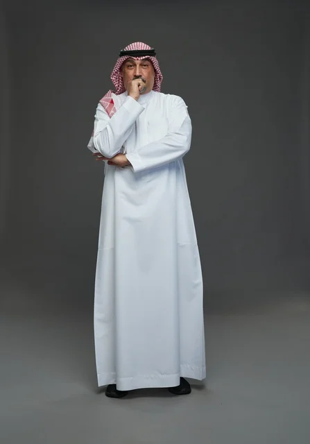 رجل سعودي بالزي التقليدي الشماغ والعقال في الاستوديو