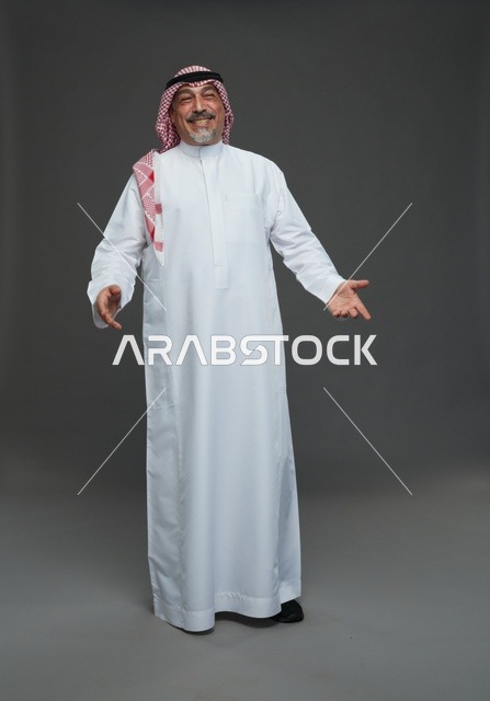 رجل سعودي بالزي التقليدي والشماغ والعقال