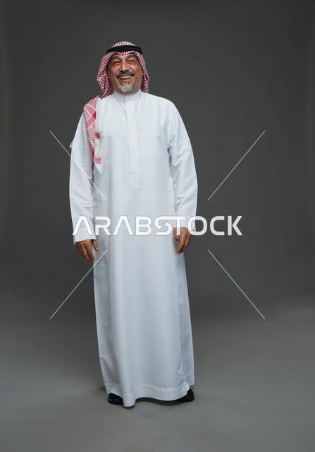 رجل سعودي بالزي التقليدي الشماغ والعقال في استوديو